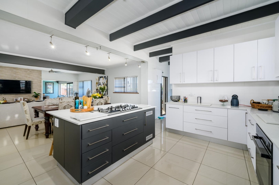 8 Bedroom Property for Sale in Summerstrand Eastern Cape